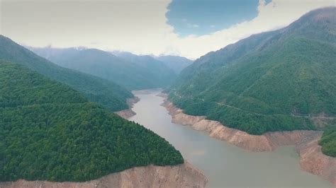  Hanjiang River Scenic Area: Winding Waterways and Breathtaking Mountain Vistas!