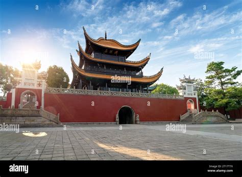 Yueyang Tower - An Ancient Sentinel Overlooking Historical Waters and Poetic Dreamscapes!